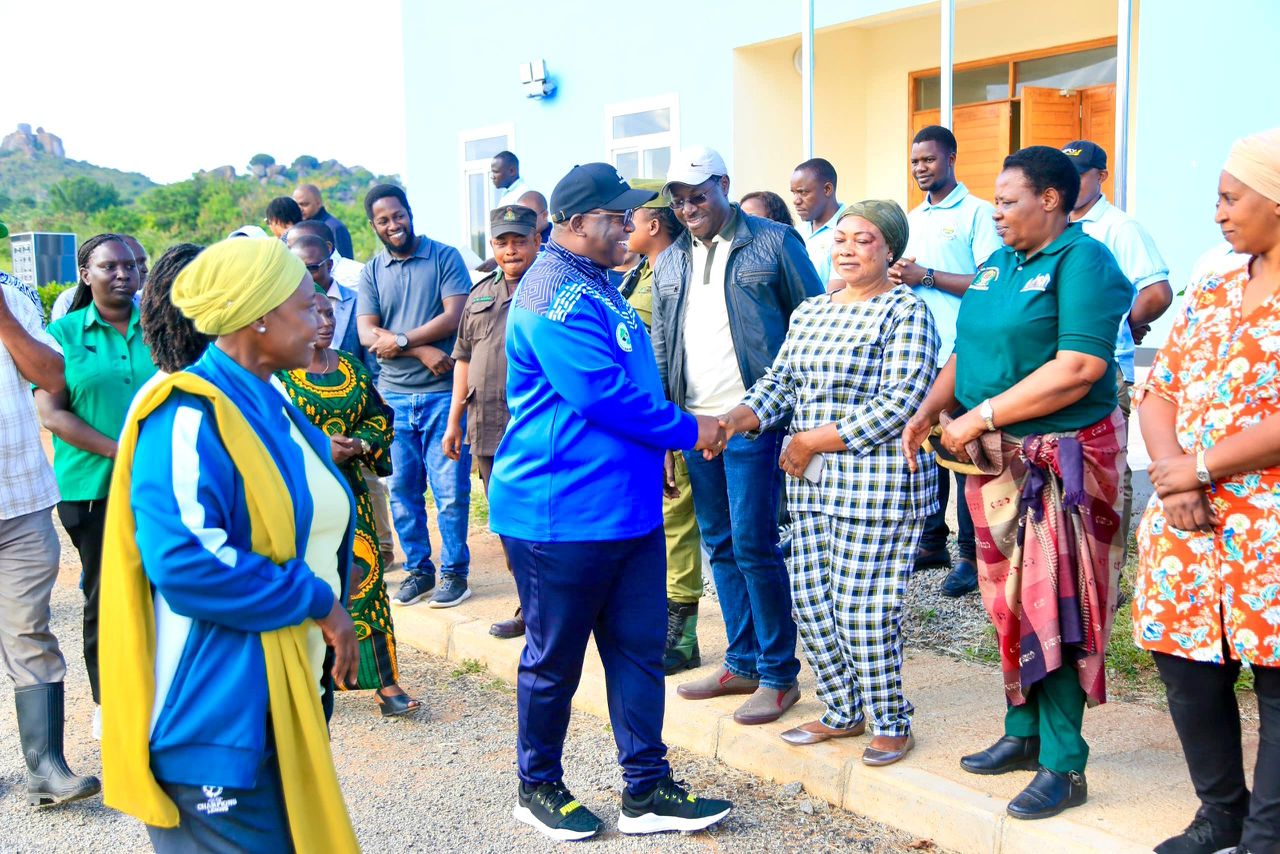 MKUU WA MKOA WA MWANZA  AONGOZA ZOEZI LA UPANDAJI MITI KUELEKEA MAADHIMISHO YA SIKU YA ZIWA VICTORIA.
